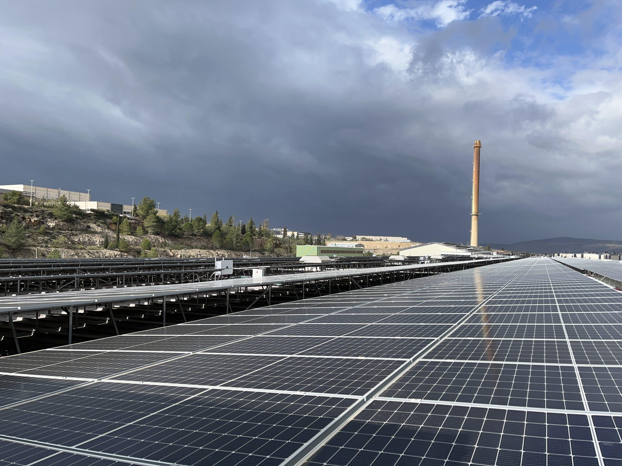 ניהול אגירת אנרגיה במערכת סולארית על גג בצפון הארץ – 8MW