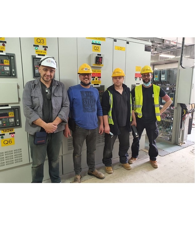 הצוות של מפעל לוחות חשמל - Electrical cabinets team